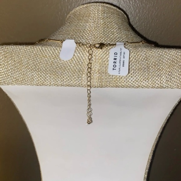 TORRID Faux Pearl Necklace Cluster Fringe Pendant Gold Tone Chain Jewelry - Picture 5 of 10